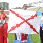 La chuquisaquea Ibeth Quevedo celebra en el podio luego de vencer en la prueba atltica de 400 metros planos.