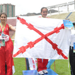 La chuquisaquea Ibeth Quevedo celebra en el podio luego de vencer en la prueba atltica de 400 metros planos.