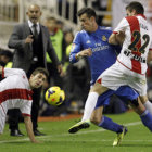 El delantero gals del Real Madrid, Gareth Bale (c), intenta controlar el esfrico ante la marca de dos jugadores del Rayo Vallecano.