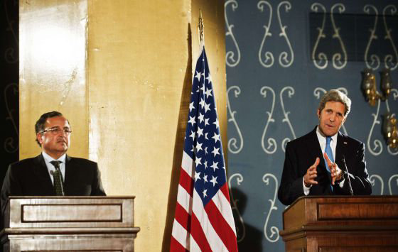 VISITA: John Kerry, con su homlogo egipcio, Nabil Fahmy, ayer en El Cairo.