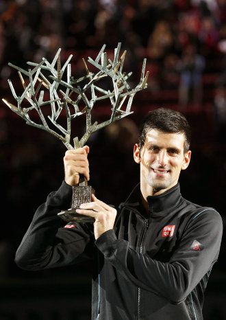 El serbio Novak Djokovic levanta la copa de Bercy, tras derrotar al espaol David Ferrer.