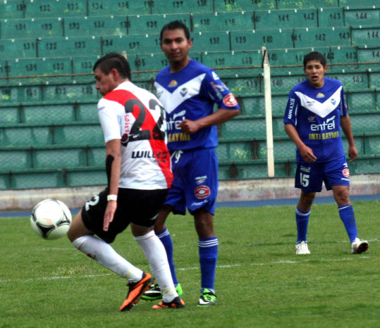 El volante de San Jos, Mario Ovando, observa a su rival de Nacional Potos, durante el cotejo de ayer.