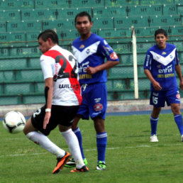 El volante de San Jos, Mario Ovando, observa a su rival de Nacional Potos, durante el cotejo de ayer.