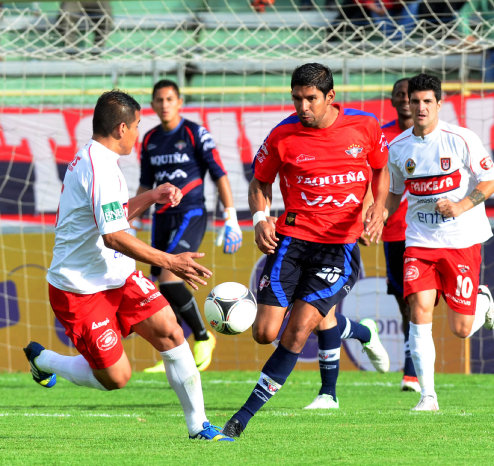 Carlos Tordoya intenta evadir a Alan Loras (i) de la U; abajo, la celebracin de uno de los goles de Wilstermann.