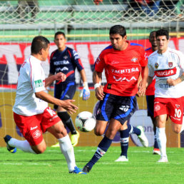 Carlos Tordoya intenta evadir a Alan Loras (i) de la U; abajo, la celebracin de uno de los goles de Wilstermann.