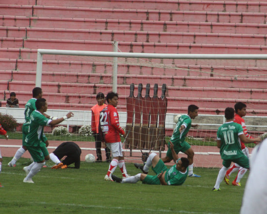 Jorge Flores anot el primer gol de Petrolero ayer, en la victoria sobre Fancesa; abajo, los jugadores chaqueos celebran el segundo tanto del cuadro chapaco anotado por Alain Saavedra.