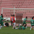 Jorge Flores anot el primer gol de Petrolero ayer, en la victoria sobre Fancesa; abajo, los jugadores chaqueos celebran el segundo tanto del cuadro chapaco anotado por Alain Saavedra.