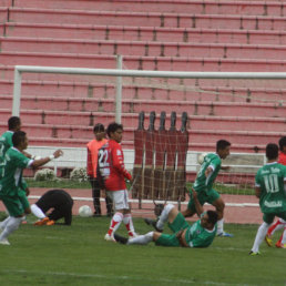 Jorge Flores anot el primer gol de Petrolero ayer, en la victoria sobre Fancesa; abajo, los jugadores chaqueos celebran el segundo tanto del cuadro chapaco anotado por Alain Saavedra.