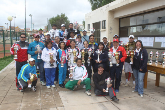 Todos los campeones y subcampeones tras la premiacin; abajo, las protagonistas de la modalidad singles damas.