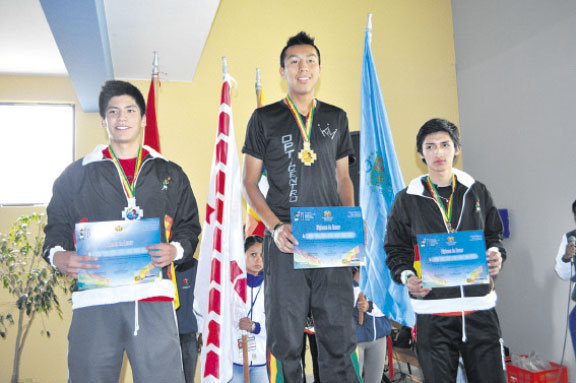 El campen mundial de raquetbol, Conrrado Moscoso (c), logr el primer lugar y la medalla de oro en singles varones.