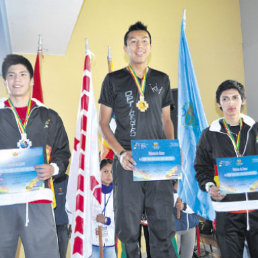 El campen mundial de raquetbol, Conrrado Moscoso (c), logr el primer lugar y la medalla de oro en singles varones.