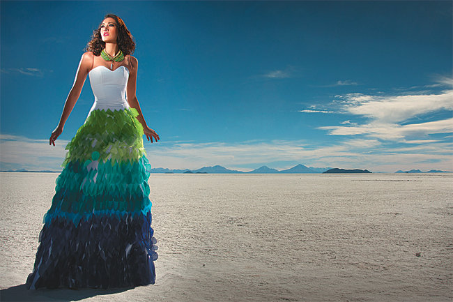 MODA. Un diseo de Galo Snchez con el trasfondo del Salar de Uyuni, imagen promocional del evento.