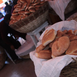 PRECIO. La unidad de pan de batalla se debe vender a 0,40 centavos en las tiendas de barrio.