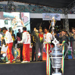 Algunos integrantes de la delegacin chuquisaquea posan junto al trofeo de subcampen de los IV Juegos Deportivos Estudiantiles Plurinacionales.