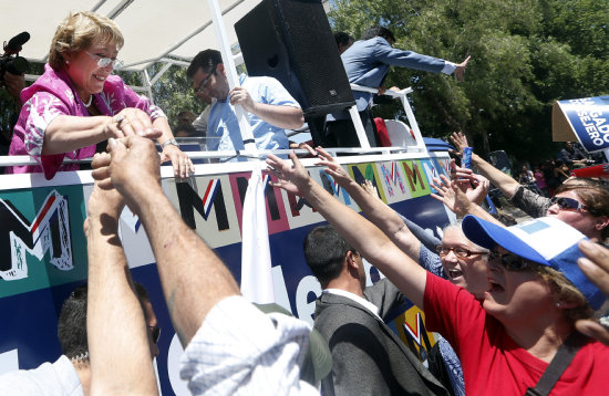 CAMPAA. La ex presidenta chilena durante un acto proselitista en Santiago.