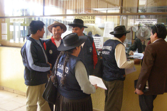 CEREMONIA. El momento de la entrega.