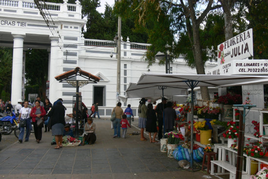 CEMENTERIO. Las floristas quieren seguir vendiendo en la plazuela.