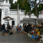 CEMENTERIO. Las floristas quieren seguir vendiendo en la plazuela.