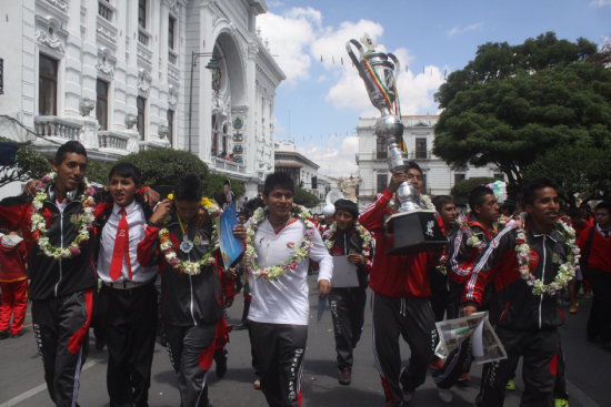 Los alumnos del colegio Jaime de Zudez festejan el subcampeonato en ftbol de saln ayer, en la plaza 25 de Mayo.