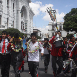 Los alumnos del colegio Jaime de Zudez festejan el subcampeonato en ftbol de saln ayer, en la plaza 25 de Mayo.