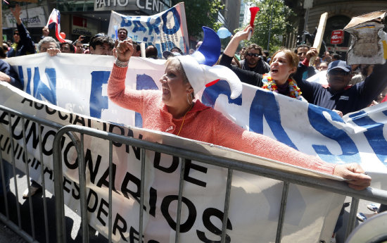 DISTURBIOS. Los manifestantes bloquearon varias arterias de Santiago.