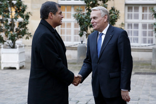 VISITA. El primer ministro francs, Jean-Marc Ayrault (d), recibe al presidente Rafael Correa.