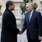 VISITA. El primer ministro francs, Jean-Marc Ayrault (d), recibe al presidente Rafael Correa.