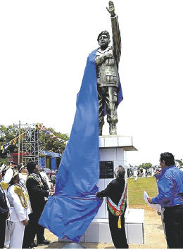 ACTO. Autoridades descubren estatua.