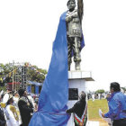 ACTO. Autoridades descubren estatua.