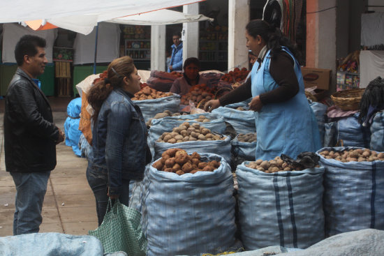 PRECIO. La papa imilla cuesta Bs 70 la arroba en el mercado de los Pueblos Originarios (ex Mercado Campesino); la ms econmica es la papa rosada (Bs 55).