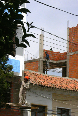 JORNAL. Empresas locales pagan hasta 200 bolivianos en el rubro de la construccin.