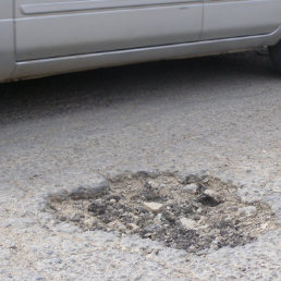 BACHES: Obstaculizan la libre circulacin.