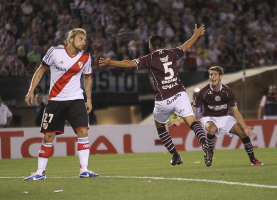 Los jugadores de Lans celebran el triunfo sobre River.