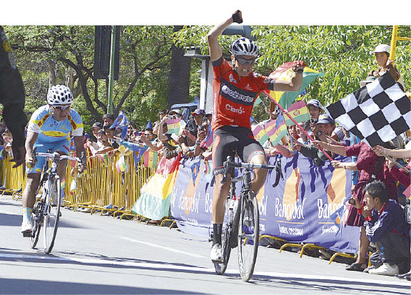 El pedalista boliviano Juan Cotumba (i) fue rebasado en la recta final de la sexta etapa por el colombiano Rodrigo Contreras.