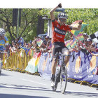 El pedalista boliviano Juan Cotumba (i) fue rebasado en la recta final de la sexta etapa por el colombiano Rodrigo Contreras.