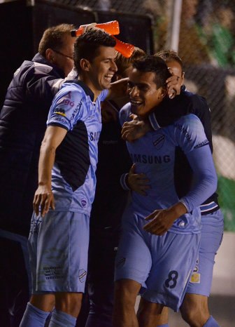 Juan Carlos Arce (i) y William Ferreira celebran el segundo gol de Bolvar; ambos marcaron los tantos celestes.