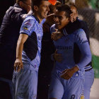 Juan Carlos Arce (i) y William Ferreira celebran el segundo gol de Bolvar; ambos marcaron los tantos celestes.