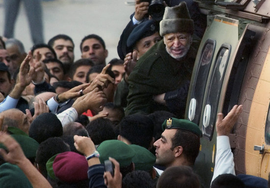 HISTRICO. Fotografa de archivo del 29 de octubre de 2004 del entonces lder palestino Yasser Arafat en un helicptero militar jordano, en la ciudad de Ramala.