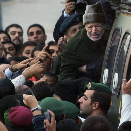 HISTRICO. Fotografa de archivo del 29 de octubre de 2004 del entonces lder palestino Yasser Arafat en un helicptero militar jordano, en la ciudad de Ramala.