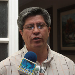 ANUNCIO. El ex rector y ex alcalde de Sucre, Jaime Barrn, comunic ayer la noticia.