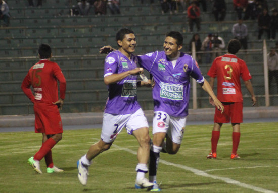 Una celebracion del cuadro potosino luego de anotar un gol a Guabir, en la Villa Imperial.