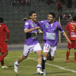 Una celebracion del cuadro potosino luego de anotar un gol a Guabir, en la Villa Imperial.