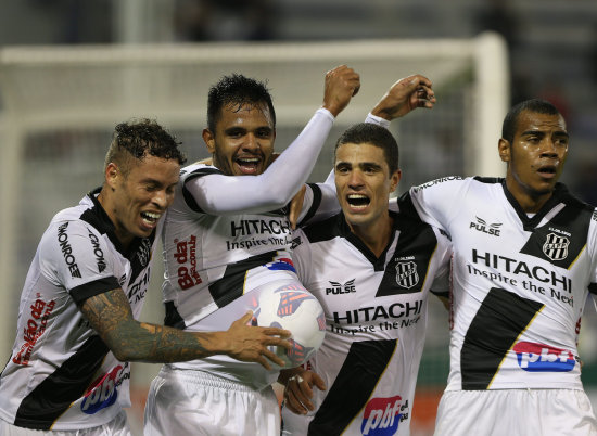 Jugadores de Ponte Preta celebran uno de los goles.