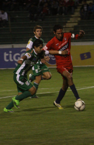 Marvin Bejarano, de Oriente, y Mauricio Saucedo, de Universitario, disputan el baln.