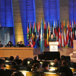 PARTICIPACIN. El ministro de Educacin, Roberto Aguilar, durante su discurso en Pars.