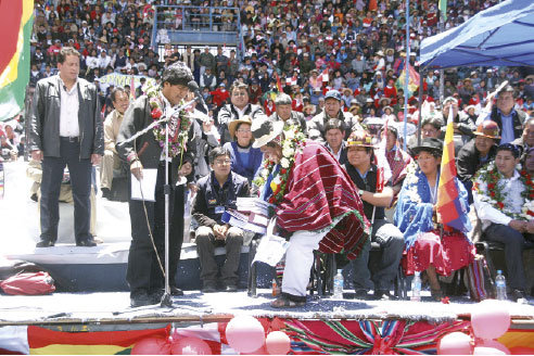 ACTO. El presidente Morales entrega tractores y equipos a campesinos de Potos .