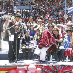 ACTO. El presidente Morales entrega tractores y equipos a campesinos de Potos .