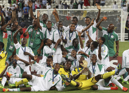 Los jugadores de la seleccin nigeriana celebran con el trofeo de campen del Mundial Sub 17, tras derrotar ayer en la final a su similar de Mxico.