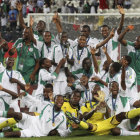 Los jugadores de la seleccin nigeriana celebran con el trofeo de campen del Mundial Sub 17, tras derrotar ayer en la final a su similar de Mxico.