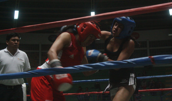 La pugilista capitalina Nathalia Alfaro (d) domin su combate, pero sufri una hemorragia nasal y no pudo continuar.